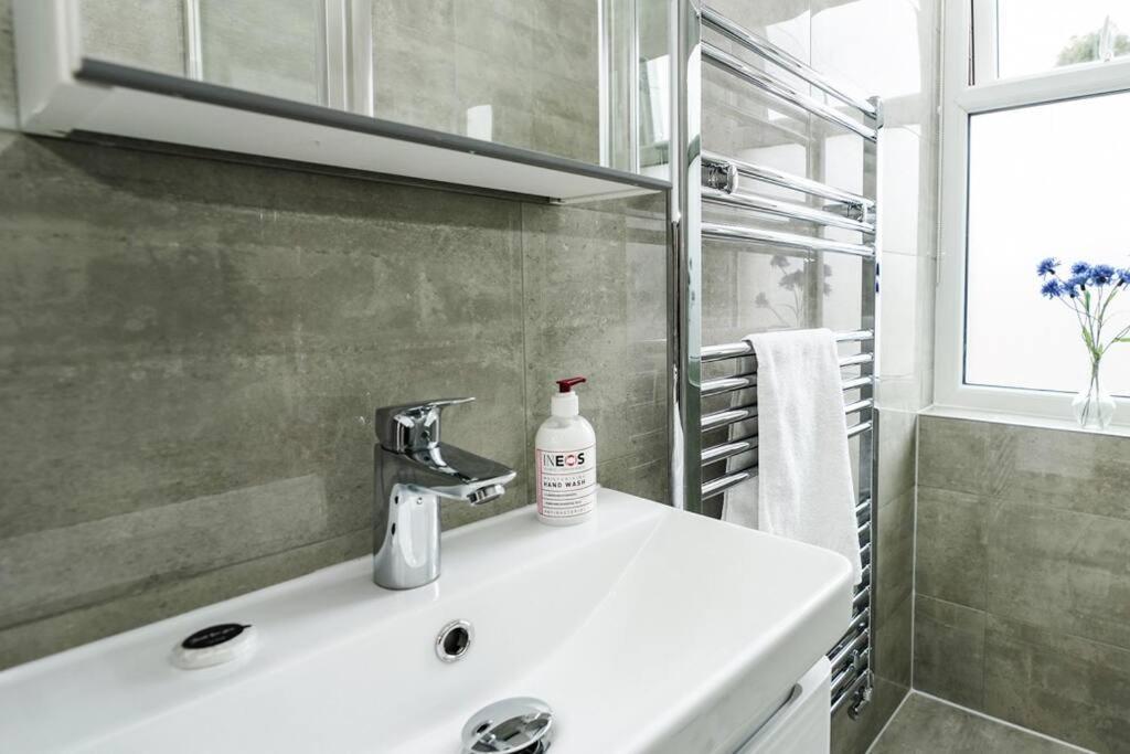 Newly Renovated Modern 4 Bed 3 Bath Apartment London Eksteriør billede